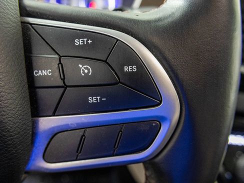 Used 2018 Chrysler Pacifica Touring-L image 31