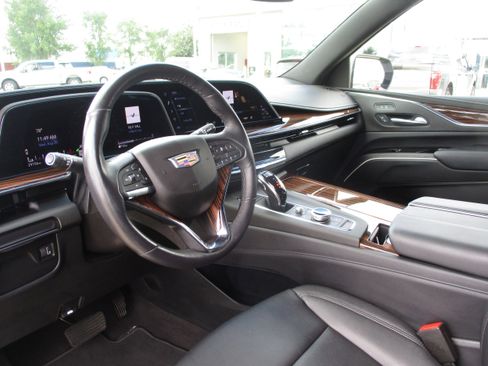 Used 2024 Cadillac Escalade Luxury RWD image 13