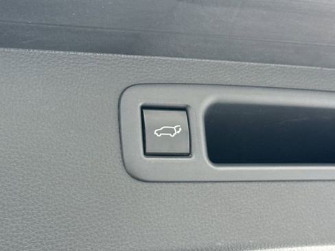 Used 2024 Toyota Highlander LE AWD/4WD image 29