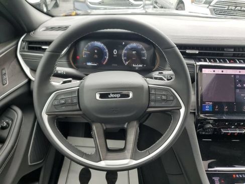 Used 2025 Jeep Grand Cherokee Limited w/ Luxury Tech Group II AWD/4WD image 19