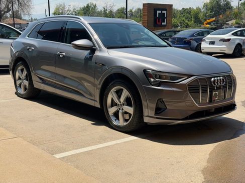 Used 2019 Audi e-tron Prestige w/ Prestige Package AWD/4WD image 19