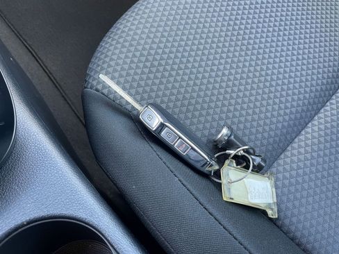 Used 2025 Kia Soul LX w/ LX Technology Package FWD image 21