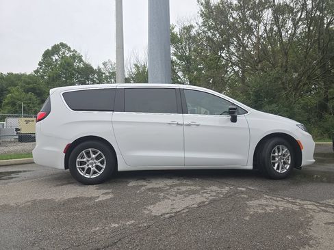 Used 2025 Chrysler Pacifica Select FWD image 15
