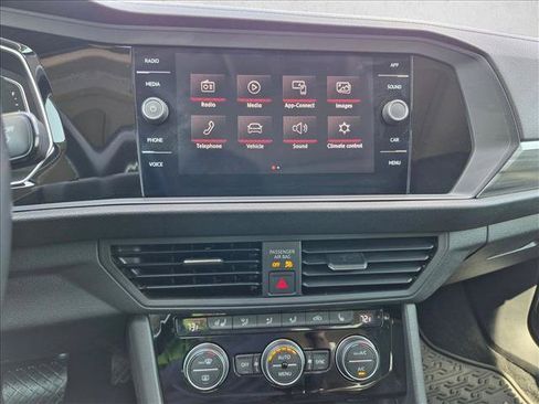 Used 2019 Volkswagen Jetta SEL w/ Cold Weather Package FWD image 14