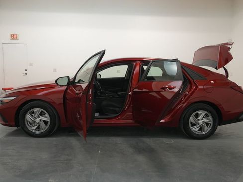 Certified 2025 Hyundai Elantra SE image 24