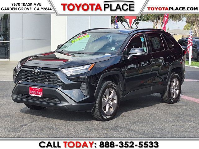Used 2025 Toyota RAV4 XLE AWD/4WD image 1