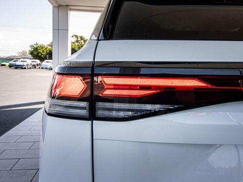 Certified 2025 Volkswagen Tiguan SE image 16