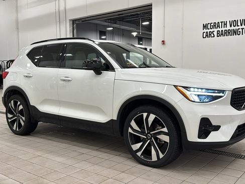 Certified 2023 Volvo XC40 B5 Plus w/ Climate Package image 3