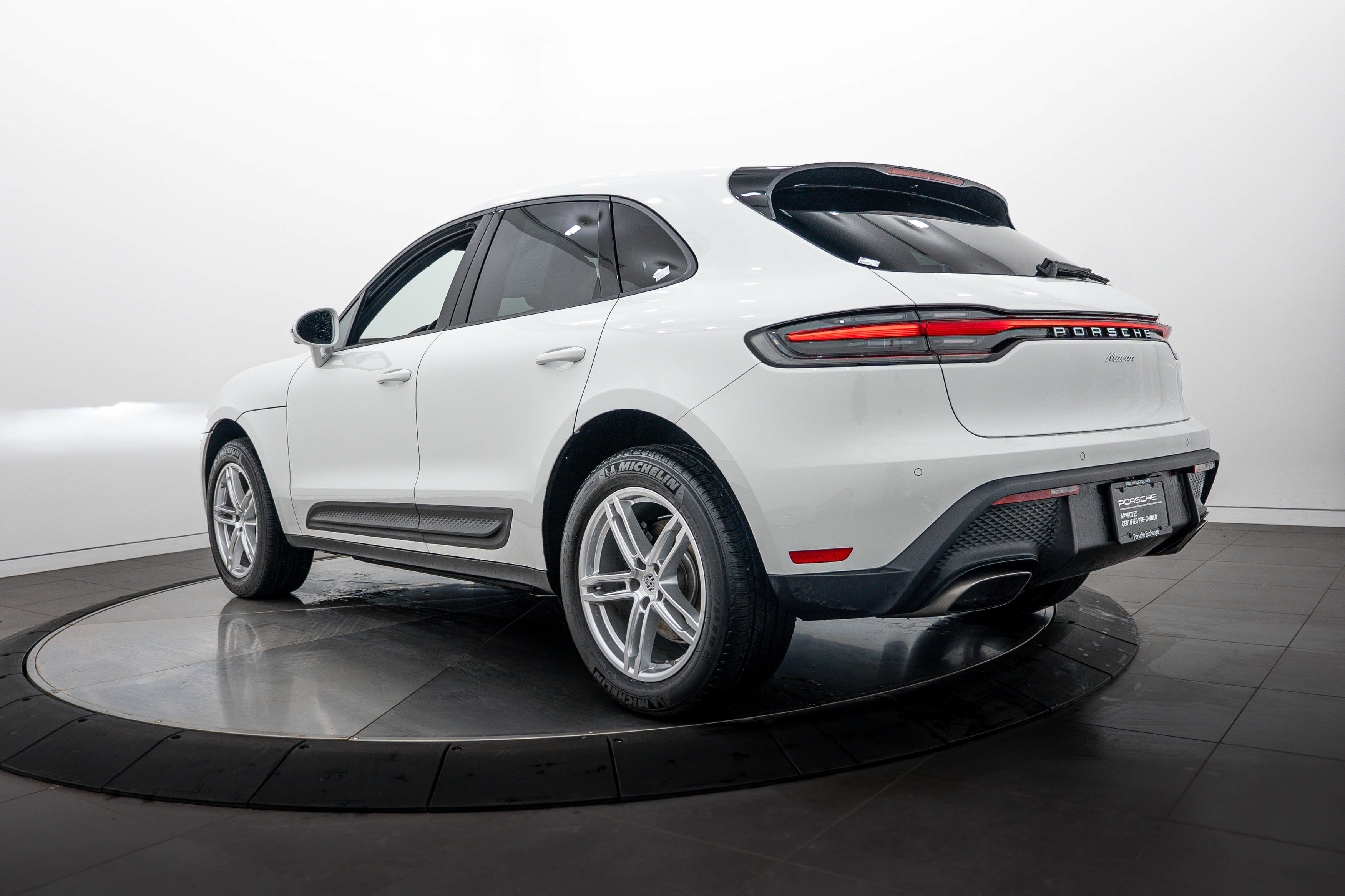 Certified 2026 Porsche Macan AWD/4WD image 3