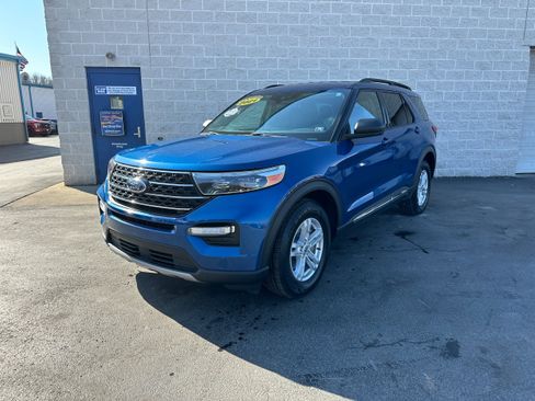 Certified 2021 Ford Explorer XLT w/ Equipment Group 202A image 3
