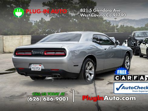 Used 2017 Dodge Challenger SXT image 6