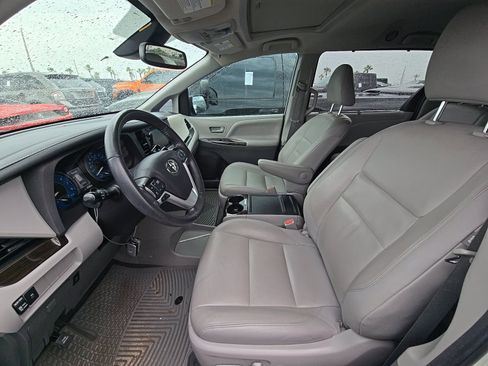 Used 2020 Toyota Sienna XLE FWD image 7