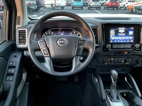 Used 2022 Nissan Frontier SV image 5