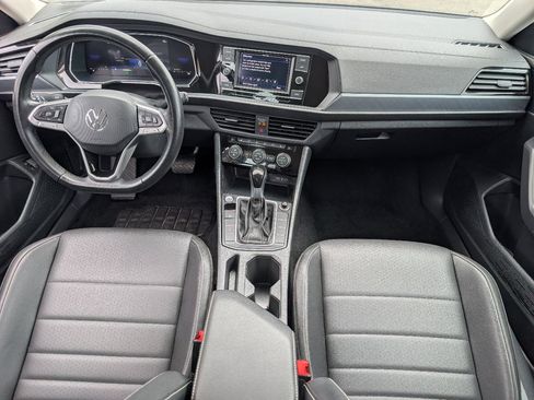Used 2024 Volkswagen Jetta SE FWD image 4