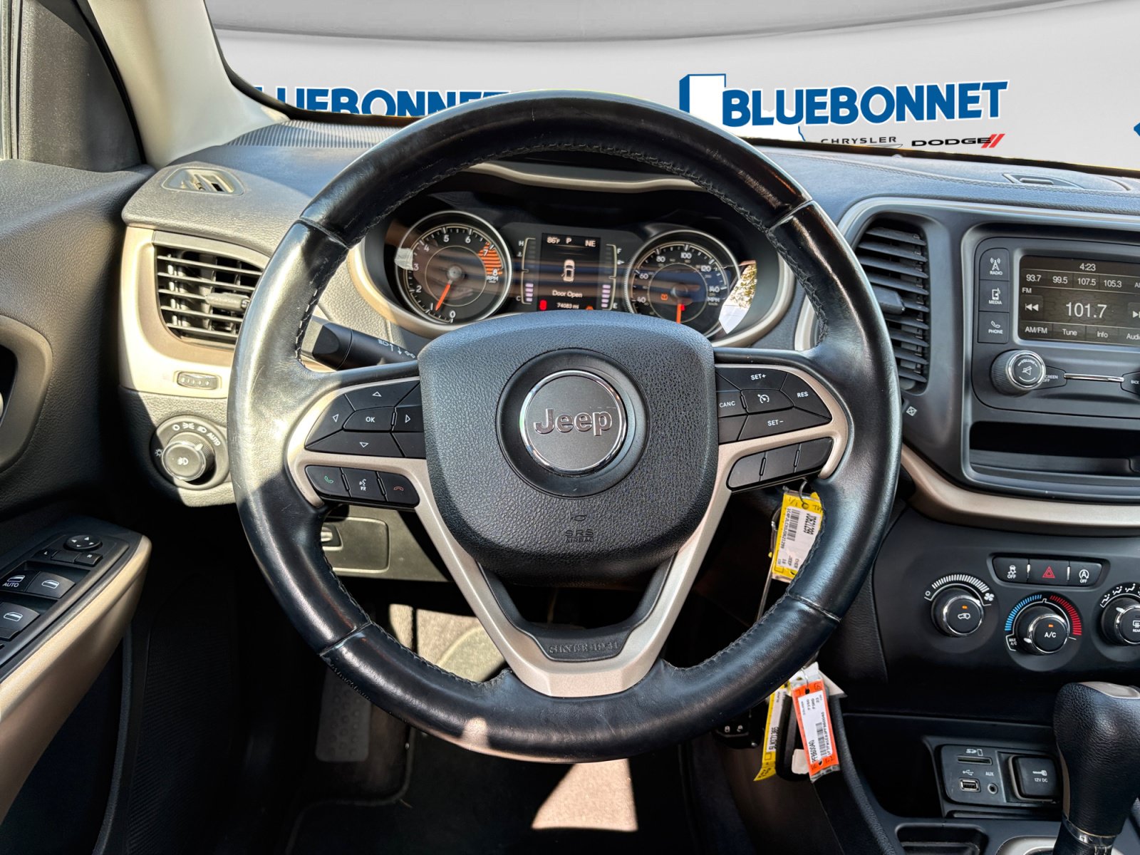Used 2018 Jeep Cherokee Latitude w/ Altitude Package FWD image 13