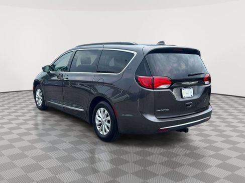 Used 2017 Chrysler Pacifica Touring-L FWD image 6