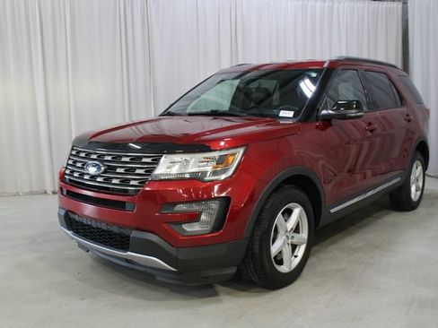 Used 2017 Ford Explorer XLT w/ Equipment Group 202A AWD/4WD image 36