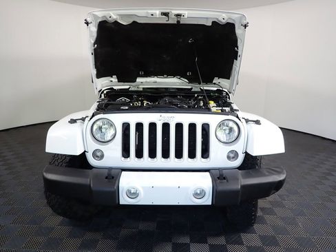 Used 2016 Jeep Wrangler Unlimited Sahara w/ Connectivity Group AWD/4WD image 35