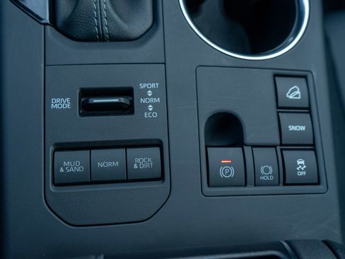 Used 2025 Toyota Highlander XLE image 22