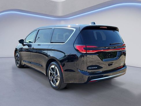 Used 2027 Chrysler Pacifica Limited FWD image 5