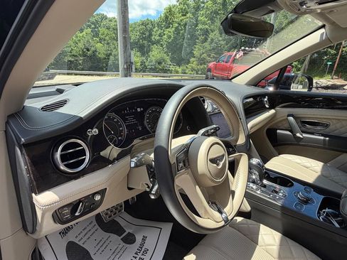 Used 2020 Bentley Bentayga Plug-In Hybrid AWD/4WD image 28