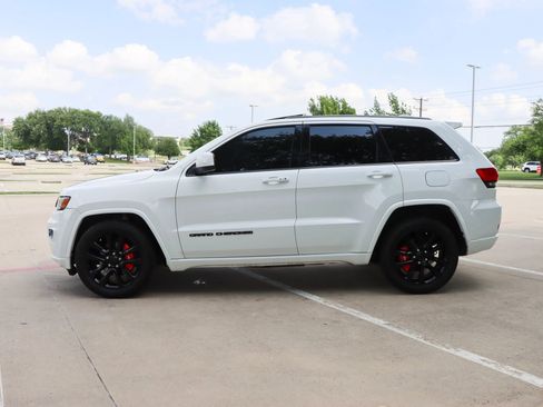 Used 2017 Jeep Grand Cherokee Altitude RWD image 4
