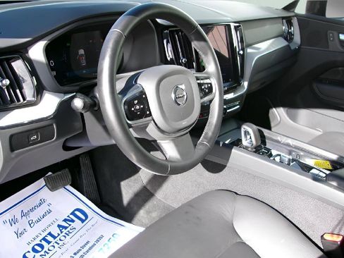 Used 2025 Volvo XC60 B5 Plus image 12