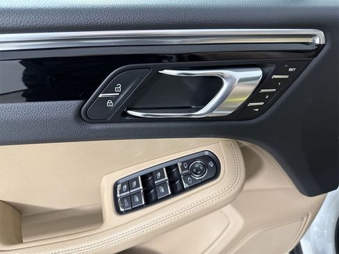 Certified 2023 Porsche Macan image 34