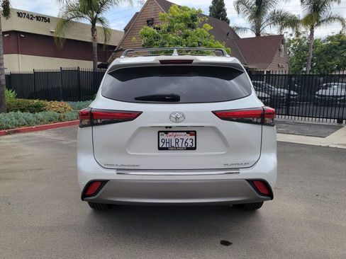 Used 2023 Toyota Highlander Platinum FWD image 3