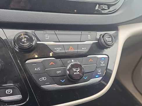 Used 2017 Chrysler Pacifica Touring image 11