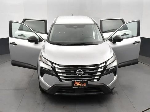Used 2024 Nissan Rogue S FWD image 10