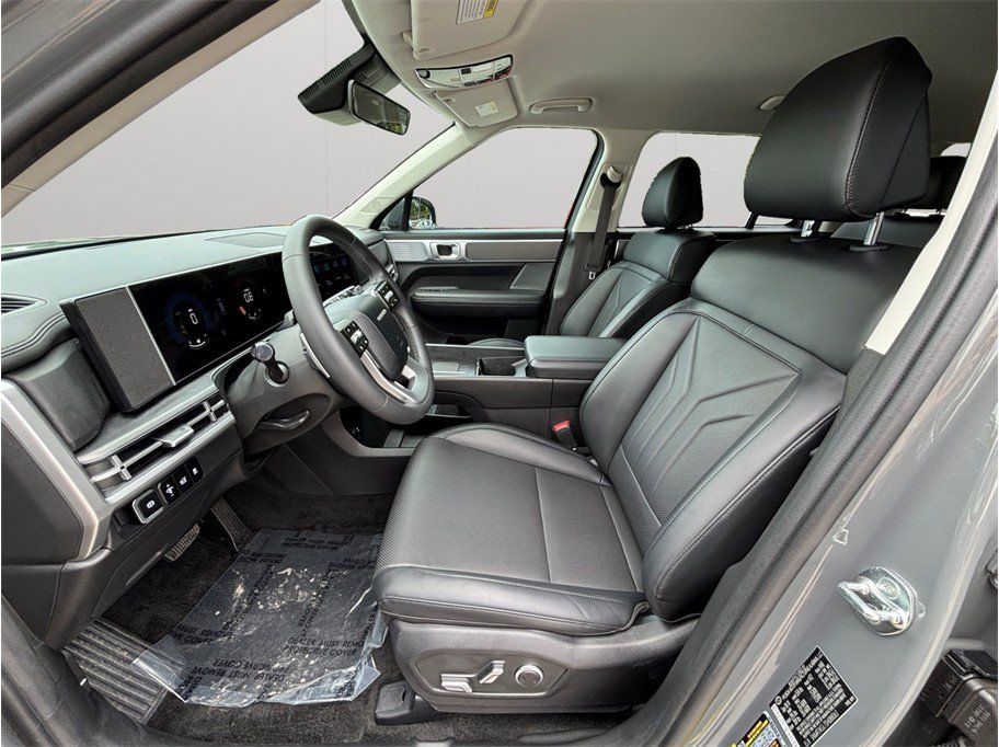 Used 2025 Hyundai Santa Fe SEL FWD image 2