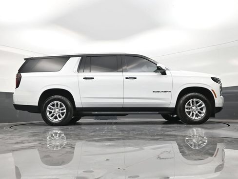 Used 2025 Chevrolet Suburban LS RWD image 24
