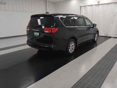 Used 2023 Chrysler Voyager LX image 9