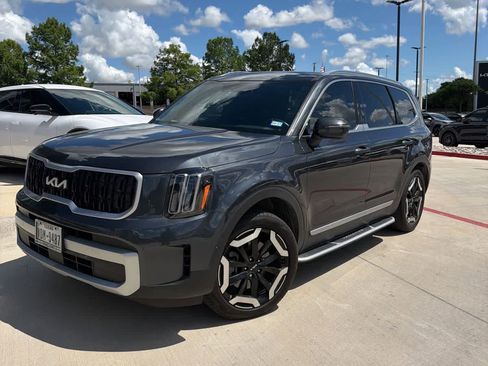 Certified 2024 Kia Telluride EX w/ EX Captain's Chair Package FWD image 9