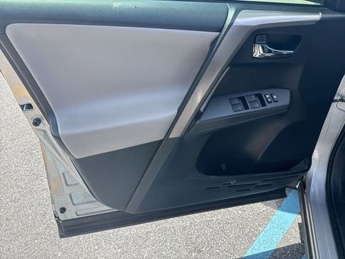 Used 2018 Toyota RAV4 XLE FWD image 12