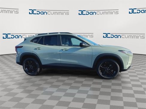 Used 2024 Chevrolet Trax ACTIV w/ Sunroof Package image 2