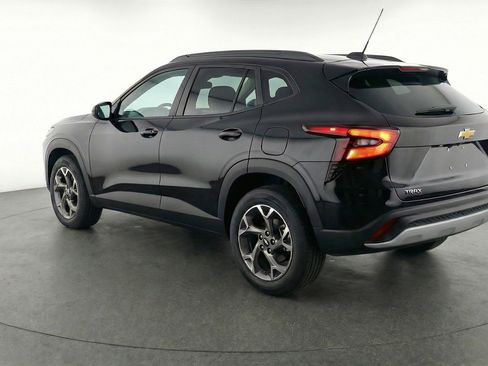Used 2025 Chevrolet Trax LT w/ LT Convenience Package image 6