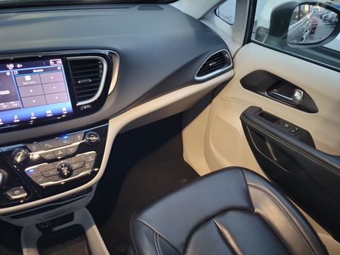 Used 2023 Chrysler Pacifica Touring-L FWD image 14