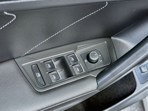 Used 2023 Volkswagen Tiguan SE w/ Panoramic Sunroof Package FWD image 23