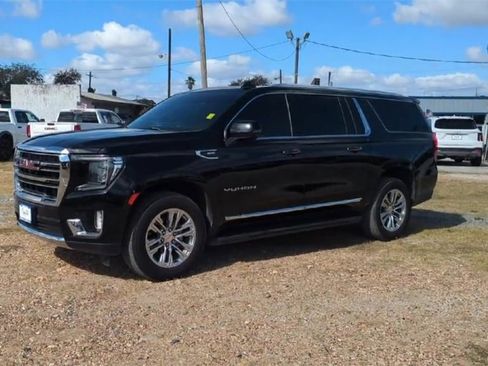 Used 2022 GMC Yukon XL SLT w/ SLT Premium Package image 4
