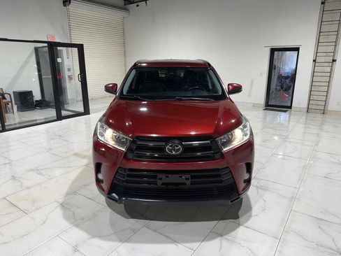 Used 2017 Toyota Highlander SE FWD image 2