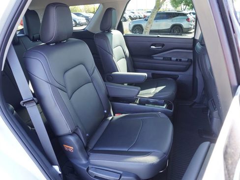 Certified 2025 Nissan Pathfinder SL w/ SL Premium Package FWD image 9
