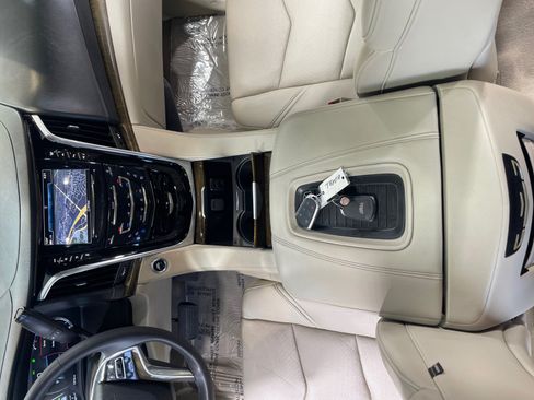 Used 2020 Cadillac Escalade Luxury w/ LPO, Radiant Package AWD/4WD image 15