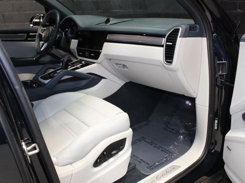 Used 2023 Porsche Cayenne Platinum Edition image 48