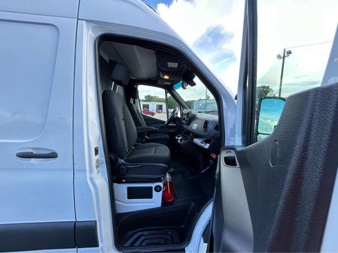Used 2022 Mercedes-Benz Sprinter 3500 image 11