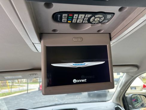 Used 2016 Chrysler Town & Country Touring w/ Driver Convenience Group image 15