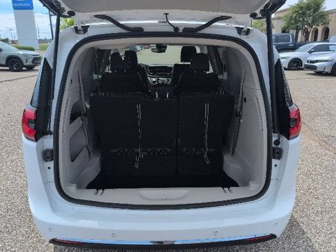 Used 2024 Chrysler Pacifica Touring-L FWD image 20