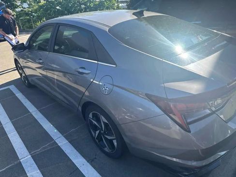 Used 2022 Hyundai Elantra Limited FWD image 3