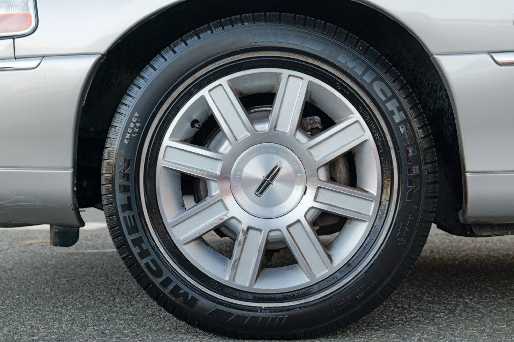 Used 2008 Lincoln Town Car Executive RWD image 15